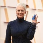 Jamie Lee Curtis con un lazo azul a favor de los refugiados de Ucrania