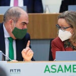 La vicepresidenta primera y ministra de Asuntos Económicos, Nadia Calviño, y el presidente de ATA, Lorenzo Amor, durante la clausura la asamblea general ordinaria de ATA