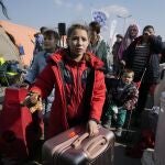 Varios refugiados esperan para abandonar Ucrania en el puesto fronterizo de Medyka