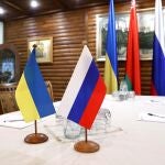 Banderas de Ucrania y Rusia en una mesa para la negociación en Bielorrusia