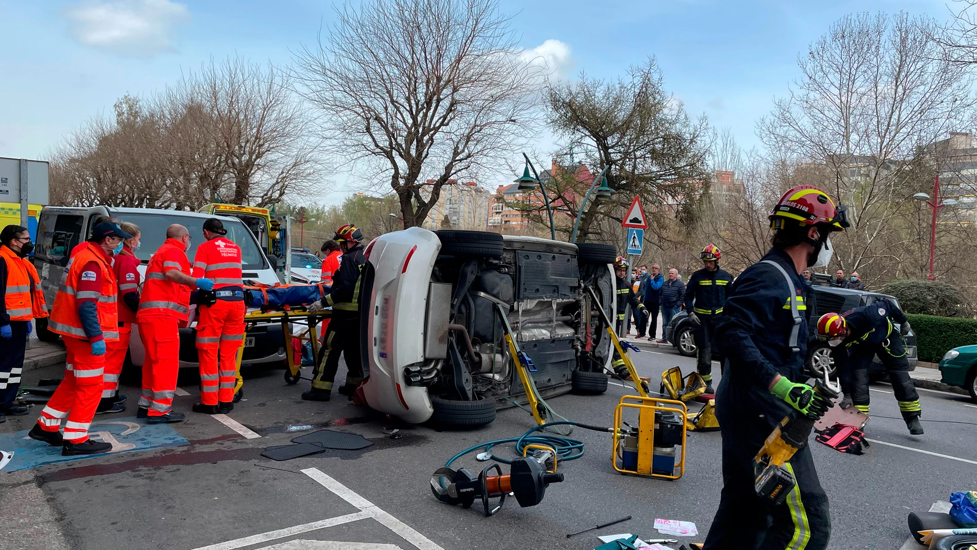Una mujer queda atrapada en el interior de su vehículo tras volcar en el Paseo Salamanca de León