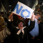 Personas celebran el triunfo del "No" durante el referéndum, hoy en Montevideo (Uruguay).