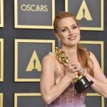 Jessica Chastain, mejor actriz por "Los ojos de Tammy Faye" (Photo by Jordan Strauss/Invision/AP)