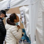 Una mujer se somete a una prueba de Covid-19 en Beijing, China