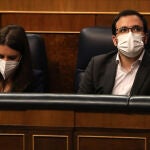 La ministra de Igualdad, Irene Montero, y el ministro de Consumo, Alberto Garzón, en una sesión plenaria en el Congreso de los Diputados, a 29 de marzo de 2022, en Madrid (España). El Pleno decide si inicia la tramitación parlamentaria de las proposiciones de Ley para incrementar la financiación de la Defensa Nacional hasta el 2% del PIB y la reforma del Código Penal. Además, durante la sesión plenaria se debate la alternativa del PP para rebajar al máximos los impuestos a los combustibles y la prisión permanente revisable a asesinos reincidentes o que oculten el cadáver. 29 MARZO 2022;MADRID;CONGRESO DE LOS DIPUTADOS;GASTO EN DEFENSA Isabel Infantes / Europa Press 29/03/2022