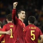 Morata celebra uno de sus goles a Islandia