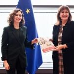 La presidenta de la Comunidad de Madrid, Isabel Díaz Ayuso, junto con la vicepresidenta de la Comisión Europea y comisaria de Democracia y Demografía, Duvravka Suica