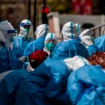 Personal médico con equipo de protección en Shanghái