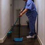 Una empleada del hogar realiza su trabajo 