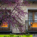 Carteles anunciando una vivienda en venta