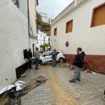 Un coche cruzado en una calle de Setenil tras ser arrastrado por la riada