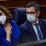 María Jesús Montero y Félix Bolaños, en el Pleno del Congreso de los Diputados