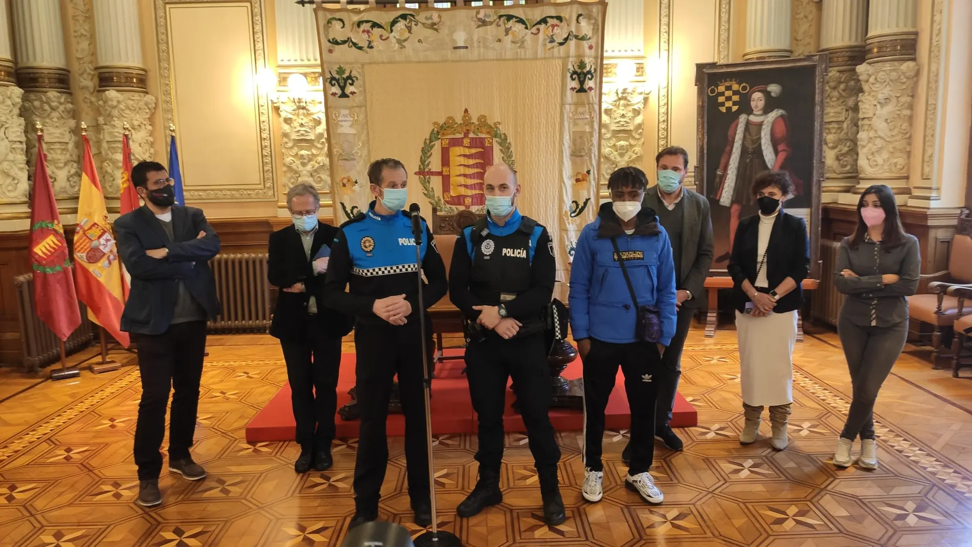 Homenaje del Ayuntamiento de Valladolid a Sied Muhamed, que rescató de las aguas de Pisuerga a un joven el pasado lunes