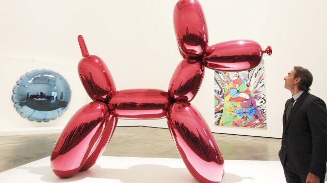 «Balloon dog» es una de las obras más representativas de Jeff Koons, escultor y pintor estadounidense que responde al arte conceptual y pop
