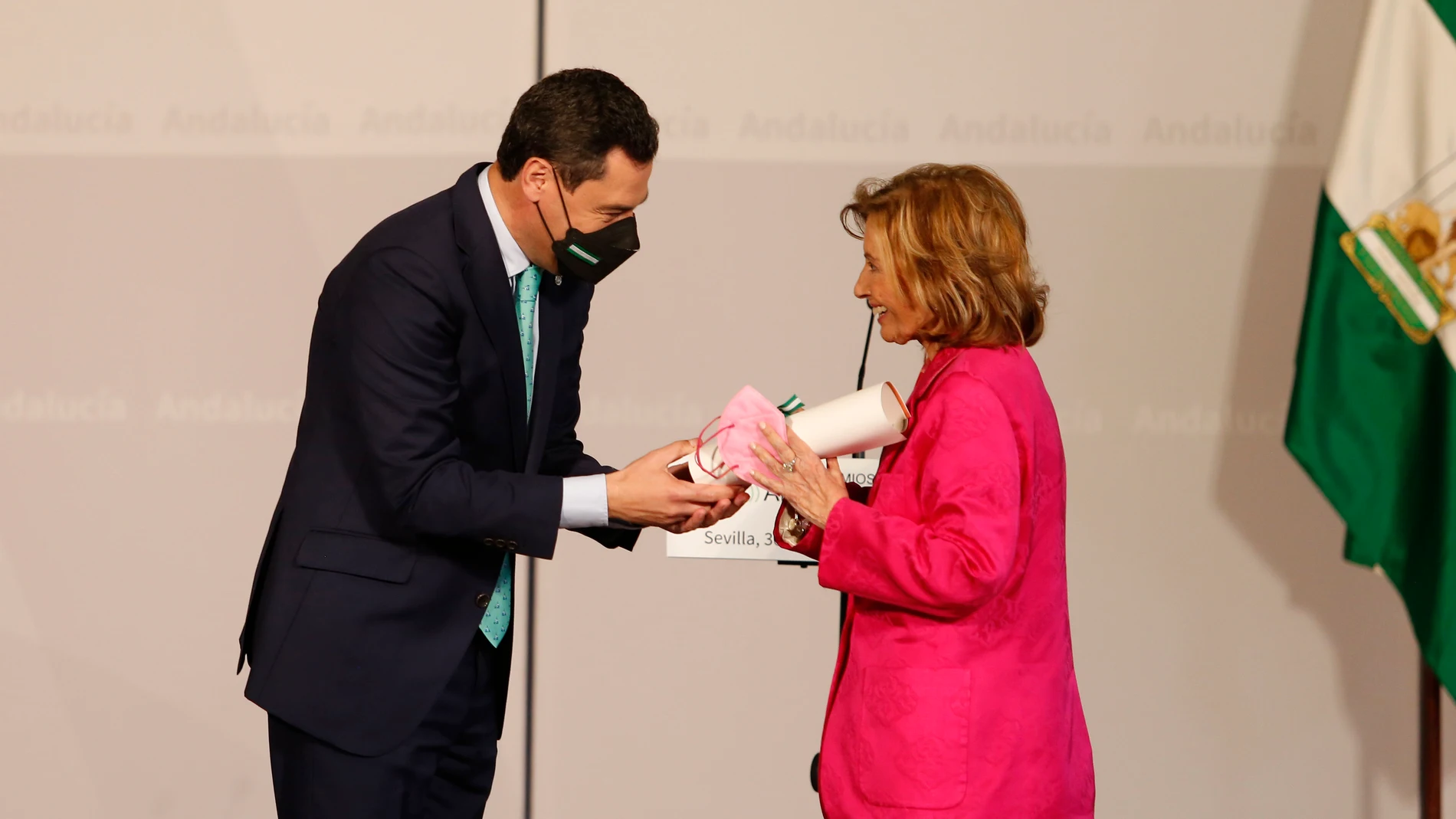 Juanma Moreno entrega el reconocimiento a María Teresa Campos