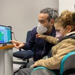 Daniel Moral padre de Emma, una niña de 7 años con una enfermedad rara que ha empezado a comunicarse con su familia a partir del movimiento de sus ojos y una tableta. EFE/Hospital Regional de Málaga