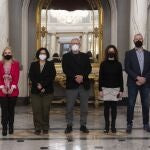 El alcalde de València, Joan Ribó, acompañado de la regidora de Gestió de Recursos, Lluïsa Notario, junto a los representantes de la Mesa General de Negociación