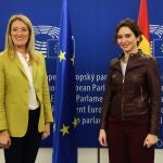La presidenta de la Comunidad de Madrid, Isabel Díaz Ayuso, y Roberta Metsola, presidenta del Parlamento Europeo
