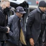 Chris Rock, en el centro, unos días después de la bofetada de Will Smith. (AP Photo/Mary Schwalm)