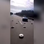Un coche sortea una carretera con minas para salir de Kiev