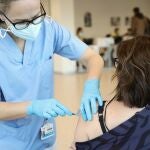 Una enfermera inyecta la vacuna contra el Covid-19, en el Hospital Infanta Sofía