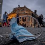 Una mascarilla tirada en el suelo frente al edificio de la Ópera Antigua en Frankfurt (Alemania)