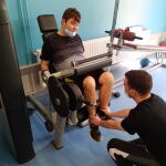 Gracias al apoyo y acompañamiento de un asistente personal, Joel puede acudir al gimnasio