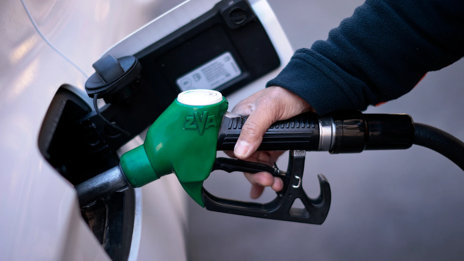 Una persona llena su deposito de gasolina