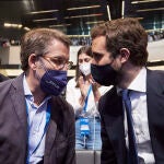 El presidente de la Xunta de Galicia y candidato a la presidencia del PP, Alberto Núñez Feijóo, con el presidente saliente del Partido Popular, Pablo Casado