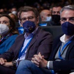 El presidente de la Xunta de Galicia y candidato a la presidencia del PP, Alberto Núñez Feijóo, (2d) y la portavoz del PP en el Congreso de los Diputados y futura secretaria general del partido, Cuca Gamarra, (i) y el consejero de Presidencia de la Junta de Andalucía y Coordinador del Partido Popular, Elías Bendodo,