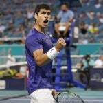 Carlos Alcaraz celebra uno de los puntos que ganó ante Kezmanovic