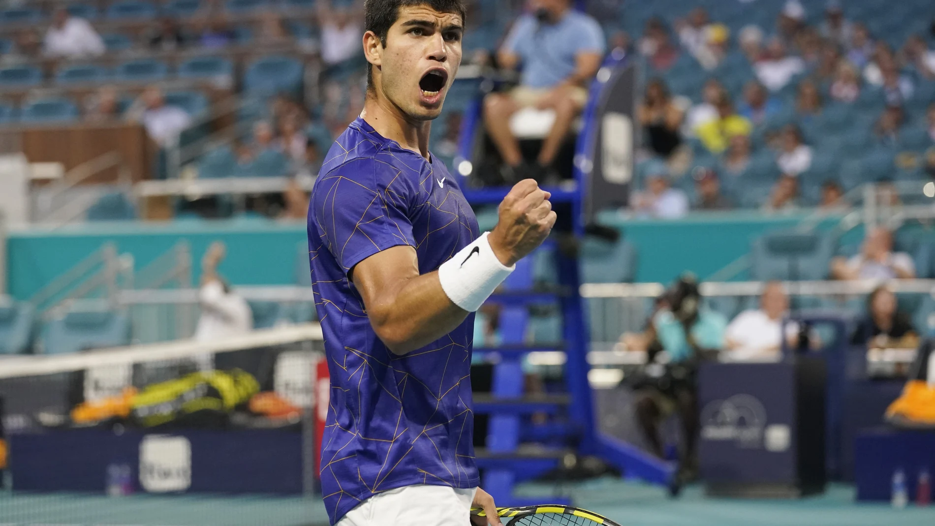 Carlos Alcaraz celebra uno de los puntos que ganó ante Kezmanovic