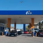 Varios coches repostan en una gasolinera en Mejorada del Campo (Madrid)