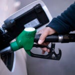 Una persona llena su depósito de gasolina