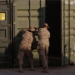 Dos militares cierran un contenedor en Qala i Naw durante el repliegue de las tropas españolas de Afganistán