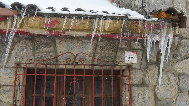 Carámbanos de hielo durante un temporal de frío y nieve que afecta al norte de la provincia de León