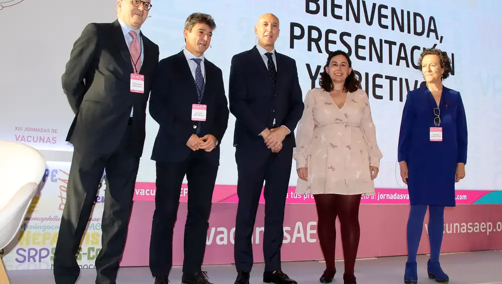 El alcalde de León, José Antonio Diez, asiste a la presentación de las XIII Jornadas de Vacunas de la Asociación Española de Pediatría, acompañado por el coordinador, Francisco álvarez y la directora general de Salud Pública, Sonia Tamames