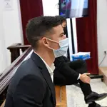 El futbolista Santi Mina sentado en el banquillo de los acusados