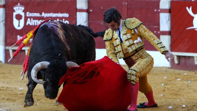 ALMENDRALEJO (BADAJOZ), 02/04/2022.- El diestro Morante de la Puebla en la lidia de su segundo toro, de la ganadería de Núñez del Cuvillo, corrida extraordinaria de primavera que se celebra este sábado en la plaza de toros de Almendralejo. EFE/ Jero Morales