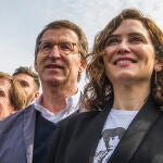 La presidenta Ayuso, con la camiseta de Manolete, junto a Feijóo y Almeida, en Sevilla