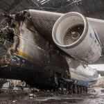 Vista que muestra el avión Antonov An-225 Mriya 'Dream' destruido tras el bombardeo del aeródromo de Gostomel