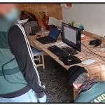 Los agentes, durante el registro del domicilio del ciberacosador