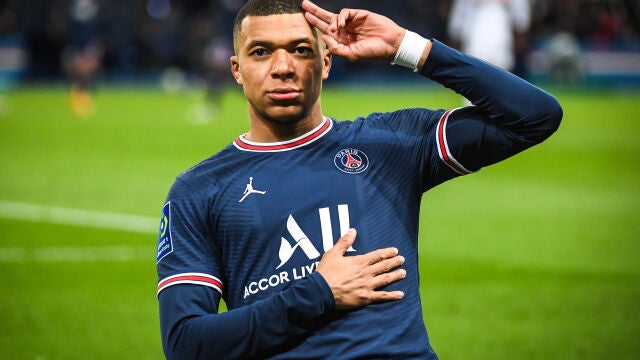Kylian Mbappé celebra uno de sus goles contra el Lorient.
