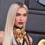 Dua Lipa en los Grammy 2022.