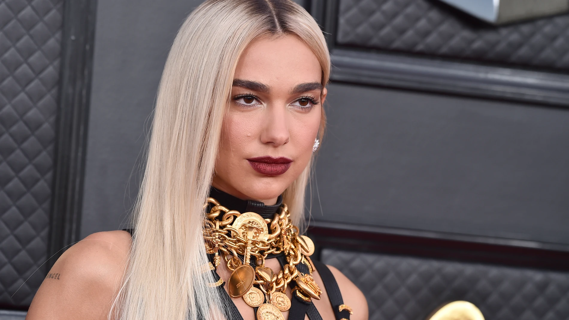 Dua Lipa en los Grammy 2022.