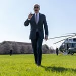 El presidente Joe Biden atiende a los medios a su llegada a Washington