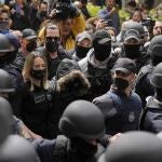 La madre de 33 años es rodeada por un fuerte dispositivo policial desplegado para protegerla de los manifestantes que se habían concentrado ante el tribunal en Atenas