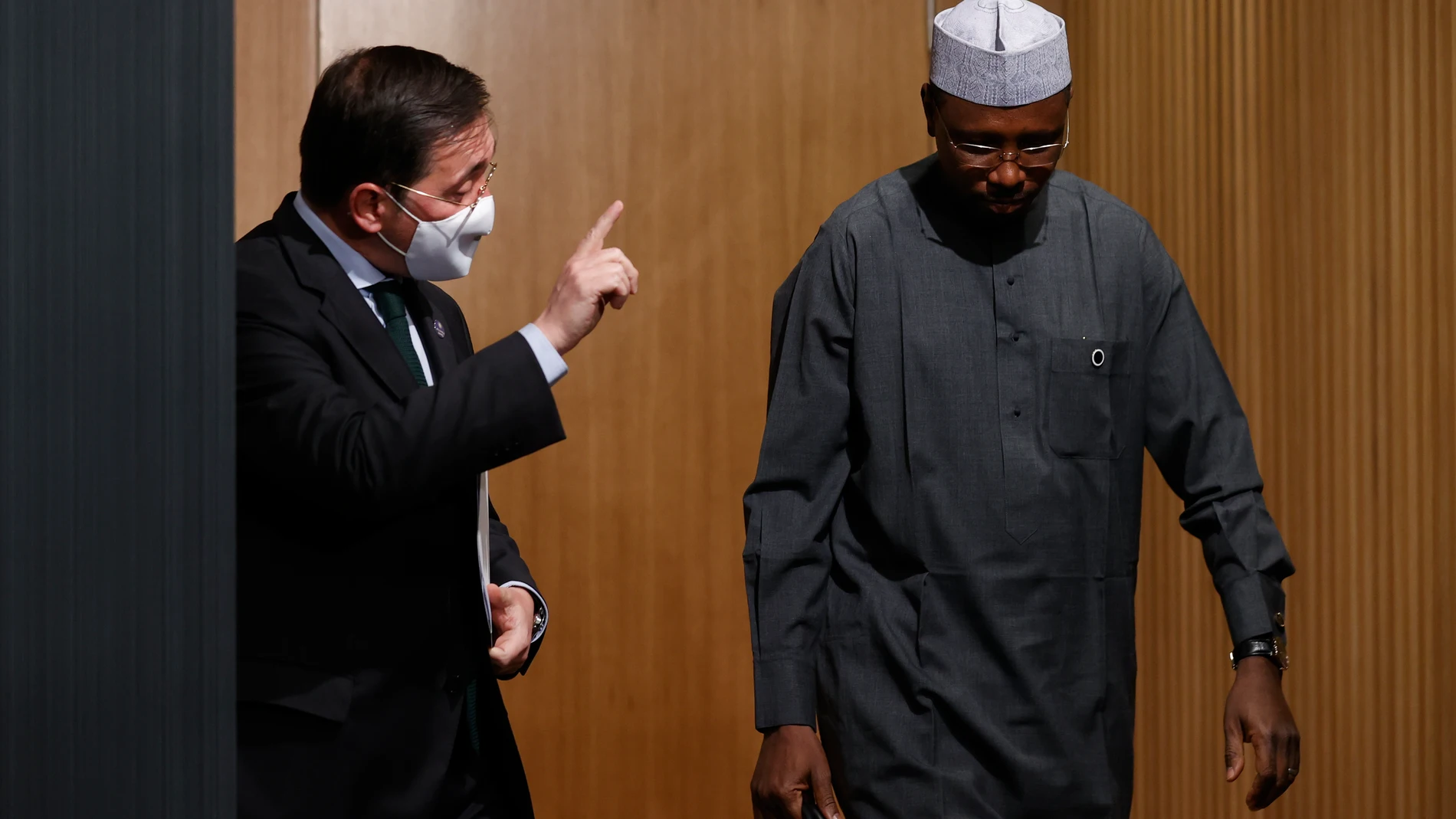 El ministro de Asuntos Exteriores, Unión Europea y Cooperación, José Manuel Albares (i), y el presidente del Consejo de Ministros del G5 Sahel y ministro chadiano de Economía, Planificación del Desarrollo y Cooperación internacional, Mahamat Hamid Koua (d), durante la rueda de prensa posterior a la III Asamblea General de la Alianza Sahel celebrada este lunes en Madrid. EFE/ Javier Lizón