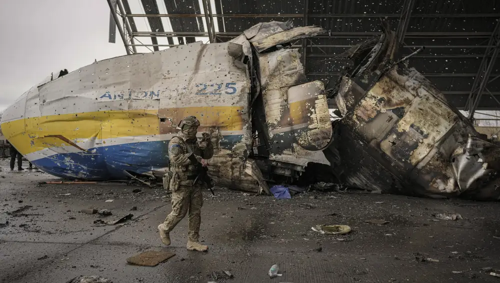 Filtran imágenes del Antonov An-225, el avión más grande del mundo destruido por los rusos