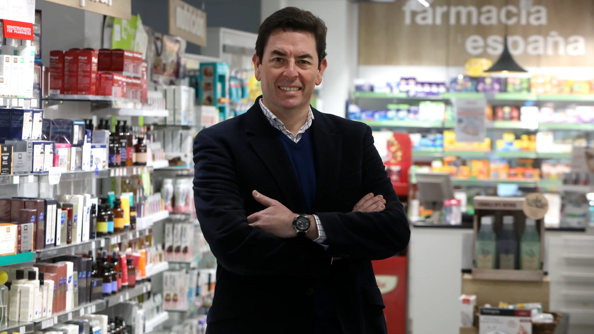 Manuel Martínez del Peral en su oficina de farmacia